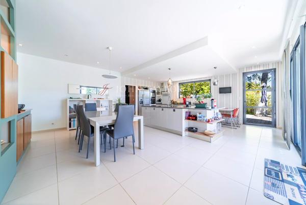 A VENDRE Exceptionnelle propriété contemporaine avec vue dominante et prestations haut de gamme à Pernes-les-Fontaines Provence