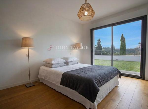 A VENDRE Exceptionnelle propriété contemporaine avec vue dominante et prestations haut de gamme à Pernes-les-Fontaines Provence
