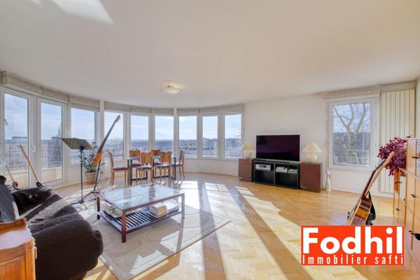 Appartement familial 5  pièces avec 2 parkings et une cave.