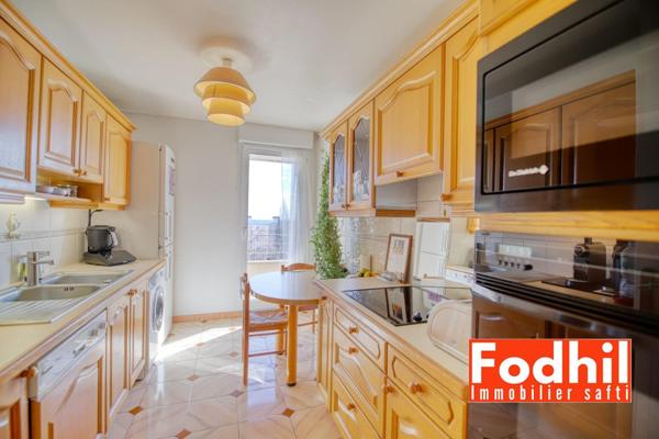 Appartement familial 5  pièces avec 2 parkings et une cave.