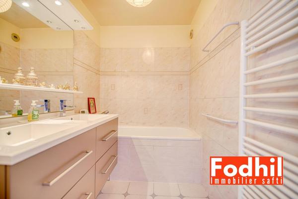 Appartement familial 5  pièces avec 2 parkings et une cave.