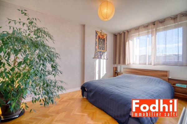 Appartement familial 5  pièces avec 2 parkings et une cave.