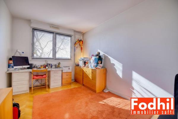 Appartement familial 5  pièces avec 2 parkings et une cave.