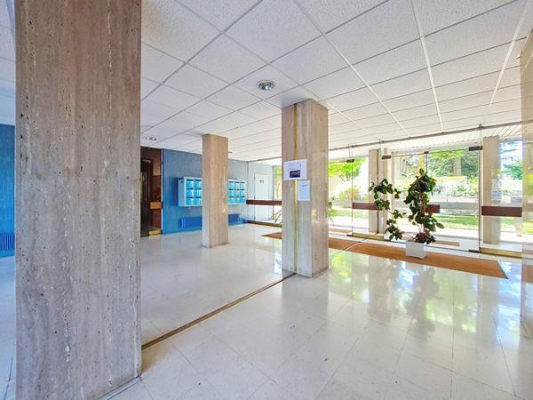 ORLEANS - T3 - RESIDENCE SECURISEE DE STANDING - RAVALEMENT VOTE ET PAYE - ASCENSEUR - BALCON - PARKING