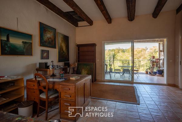 Loft d’artiste lumineux avec terrasse et vue