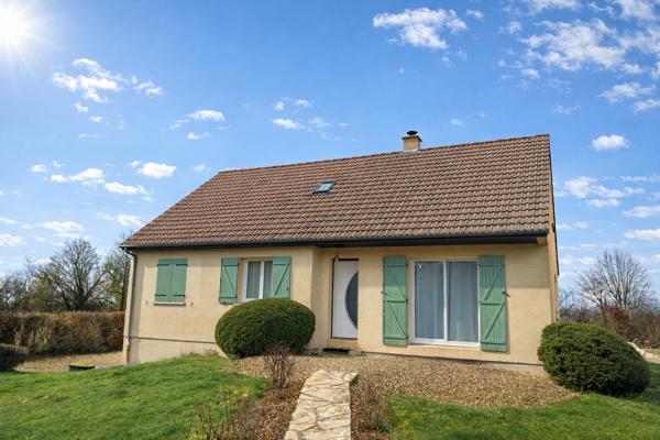 LAIGNES ( 21) Pavillon contemporain de 1984 (130m²) avec sous-sol (100m²) sur 1700m² de terrain avec piscine. Laignes (21330)