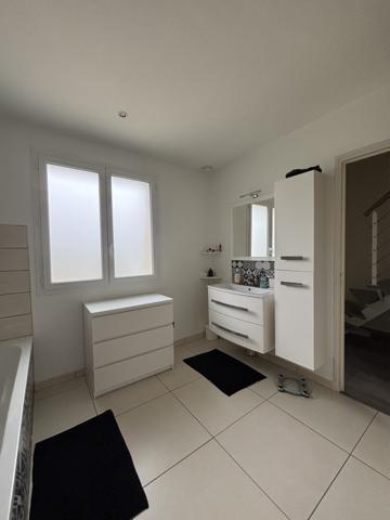 LAIGNES ( 21) Pavillon contemporain de 1984 (130m²) avec sous-sol (100m²) sur 1700m² de terrain avec piscine. Laignes (21330)