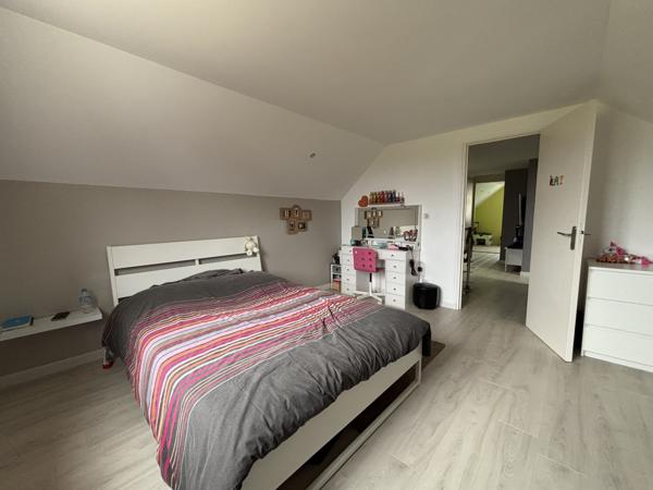 LAIGNES ( 21) Pavillon contemporain de 1984 (130m²) avec sous-sol (100m²) sur 1700m² de terrain avec piscine. Laignes (21330)