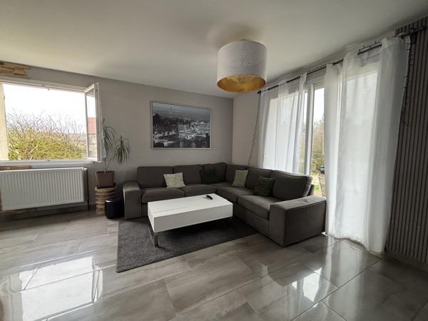 LAIGNES ( 21) Pavillon contemporain de 1984 (130m²) avec sous-sol (100m²) sur 1700m² de terrain avec piscine. Laignes (21330)
