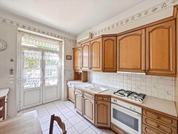 Maison de ville, 4 chambres+1 bureau  avec jardin et garage