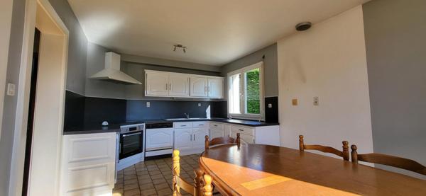 Maison spacieuse avec double garage sur 1000 m²