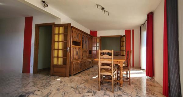 Maison spacieuse avec double garage sur 1000 m²