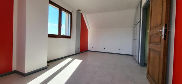 Maison spacieuse avec double garage sur 1000 m²