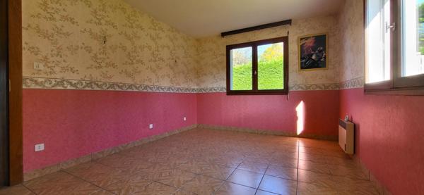 Maison spacieuse avec double garage sur 1000 m²