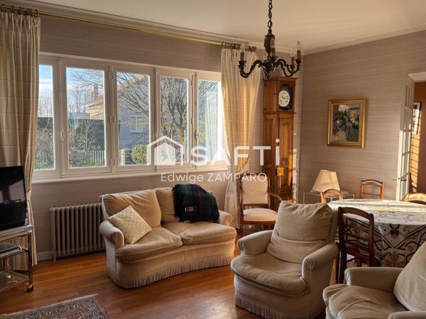 Espace de vie de plain-pied - Nichée au cœur d'un village