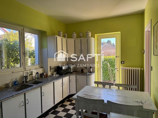 Espace de vie de plain-pied - Nichée au cœur d'un village