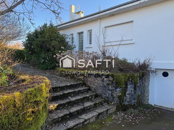 Espace de vie de plain-pied - Nichée au cœur d'un village