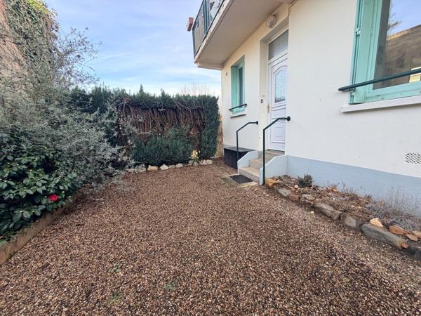 Appartement deux pièces 52 m² avec garage et cave.