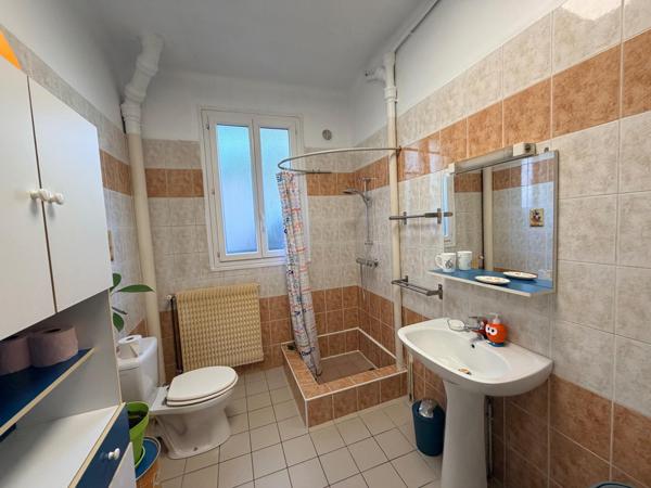 Appartement deux pièces 52 m² avec garage et cave.