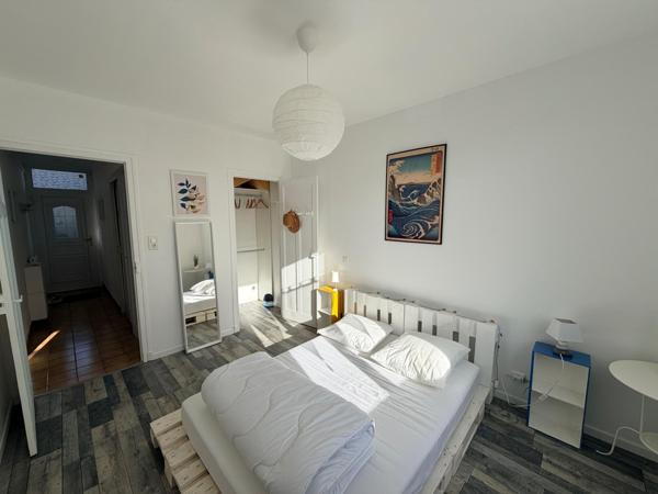 Appartement deux pièces 52 m² avec garage et cave.