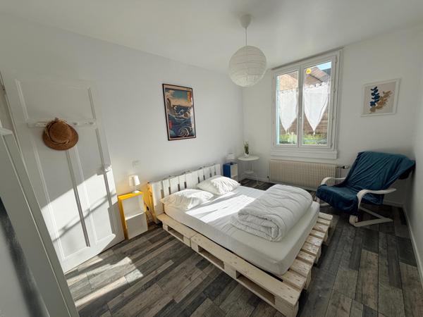 Appartement deux pièces 52 m² avec garage et cave.