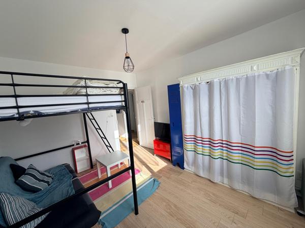 Appartement deux pièces 52 m² avec garage et cave.