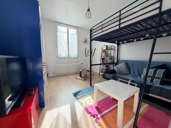 Appartement deux pièces 52 m² avec garage et cave.