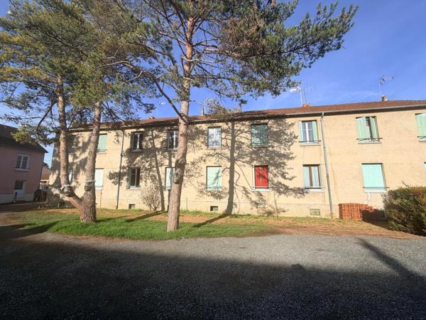 Appartement deux pièces 52 m² avec garage et cave.