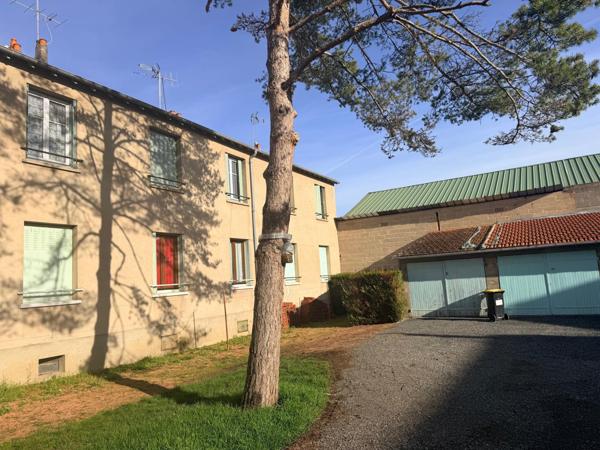 Appartement deux pièces 52 m² avec garage et cave.