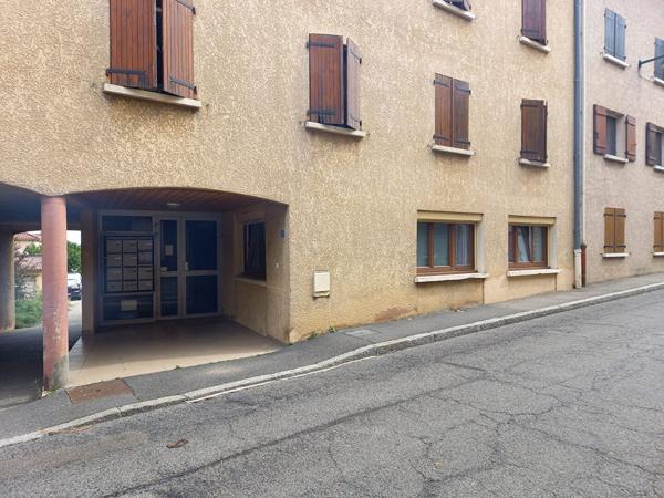 Bel appartement T2 au centre de Soucieu en RDC.