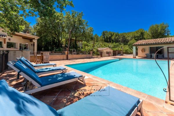 Maison à vendre 8 pièces LA CADIERE D'AZUR (83) - 2 logements - grande piscine - vue panoramique - grande parcelle - calme - nombreuses annexes