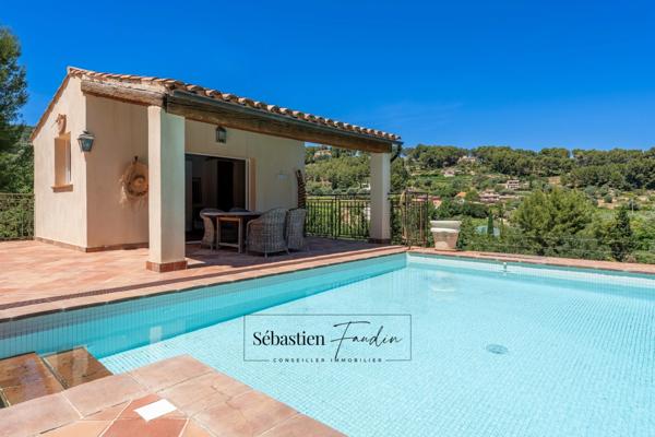 Maison à vendre 8 pièces LA CADIERE D'AZUR (83) - 2 logements - grande piscine - vue panoramique - grande parcelle - calme - nombreuses annexes