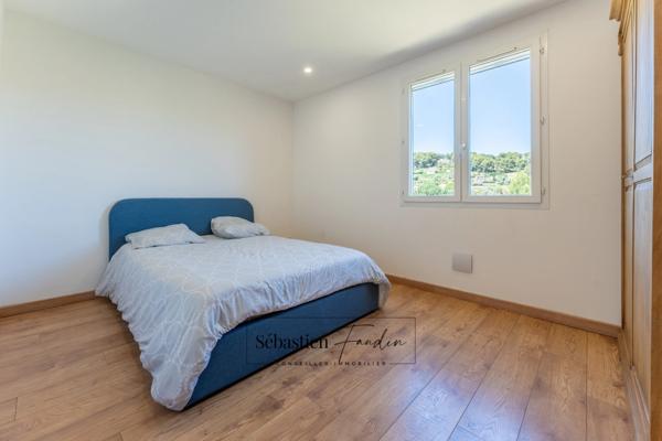 Maison à vendre 8 pièces LA CADIERE D'AZUR (83) - 2 logements - grande piscine - vue panoramique - grande parcelle - calme - nombreuses annexes