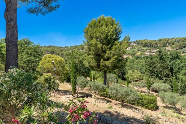 Maison à vendre 8 pièces LA CADIERE D'AZUR (83) - 2 logements - grande piscine - vue panoramique - grande parcelle - calme - nombreuses annexes