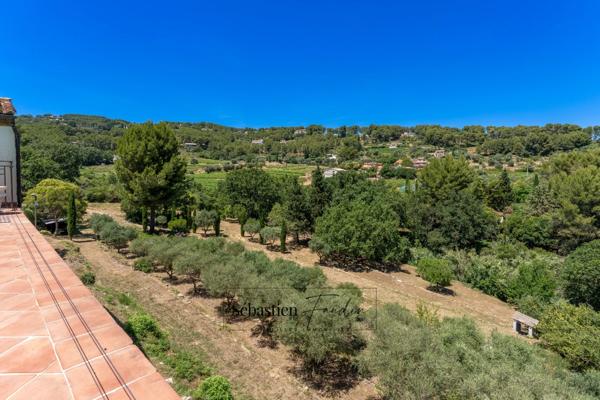 Maison à vendre 8 pièces LA CADIERE D'AZUR (83) - 2 logements - grande piscine - vue panoramique - grande parcelle - calme - nombreuses annexes