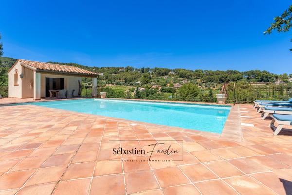 Maison à vendre 8 pièces LA CADIERE D'AZUR (83) - 2 logements - grande piscine - vue panoramique - grande parcelle - calme - nombreuses annexes