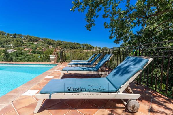 Maison à vendre 8 pièces LA CADIERE D'AZUR (83) - 2 logements - grande piscine - vue panoramique - grande parcelle - calme - nombreuses annexes