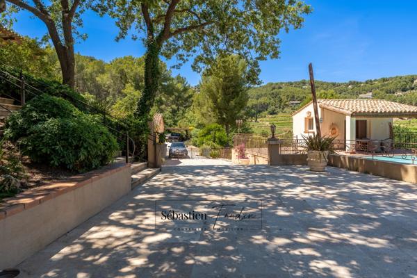 Maison à vendre 8 pièces LA CADIERE D'AZUR (83) - 2 logements - grande piscine - vue panoramique - grande parcelle - calme - nombreuses annexes