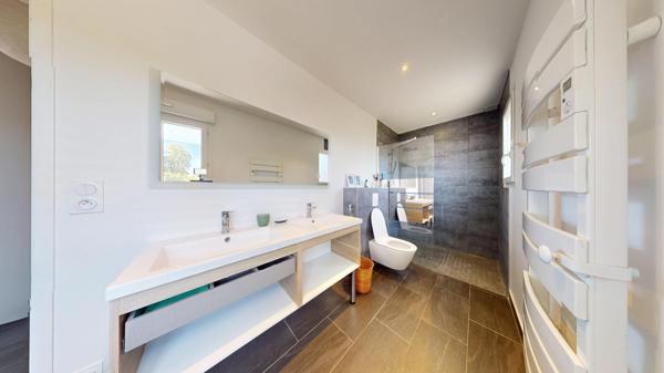 HAUT DE BASSENS MAISON AVEC TERRASSES GRAND GARAGE