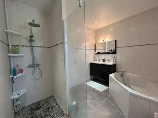 Maison 150 m², écurie pour chevaux, bâtiments agricoles