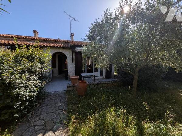 Maison de plain-pied avec jardin sis à BOUILLARGUES