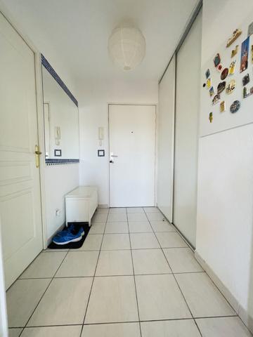 À Vendre – Appartement T2 de 55 m² en Dernier Étage avec Terrasse