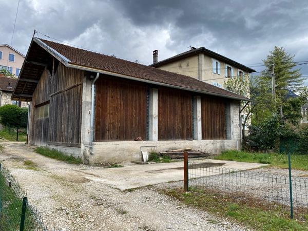 Entrepôt avec parking