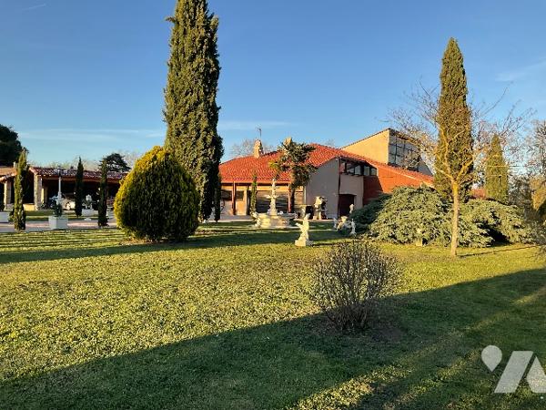 CAZERES, grande maison d'architecte 604m² sur jardin paysager de 7.440m²: prix : 698.000 € C.C.