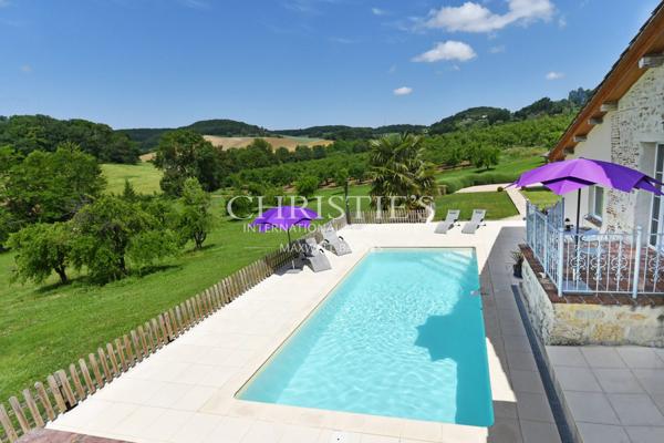 Propriété Charmante Composée de Trois Immeubles Nichés Près d’un Village de Rivière Pittoresque