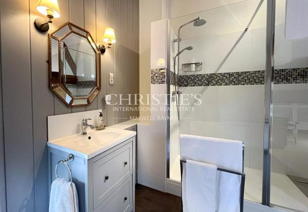 Propriété Charmante Composée de Trois Immeubles Nichés Près d’un Village de Rivière Pittoresque