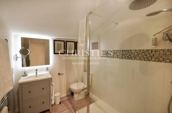 Propriété Charmante Composée de Trois Immeubles Nichés Près d’un Village de Rivière Pittoresque