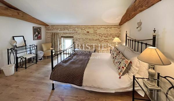 Propriété Charmante Composée de Trois Immeubles Nichés Près d’un Village de Rivière Pittoresque