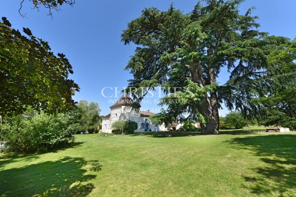 Propriété Charmante Composée de Trois Immeubles Nichés Près d’un Village de Rivière Pittoresque