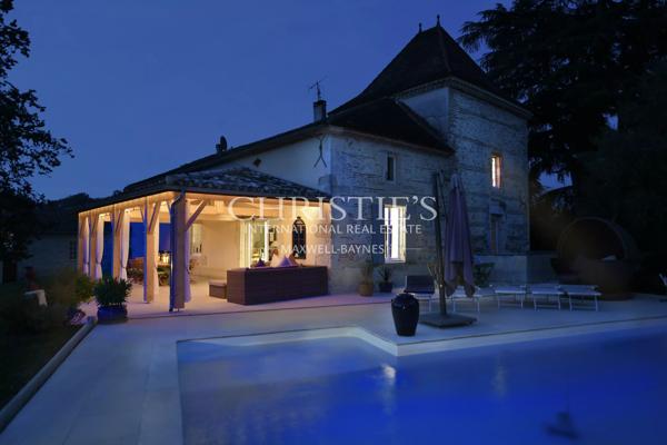 Propriété Charmante Composée de Trois Immeubles Nichés Près d’un Village de Rivière Pittoresque